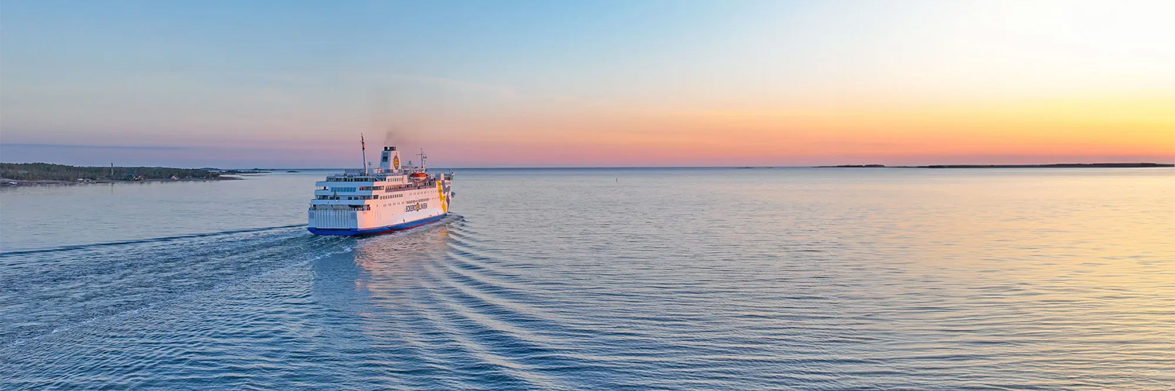 Kryssningsb�t p� v�g till �land